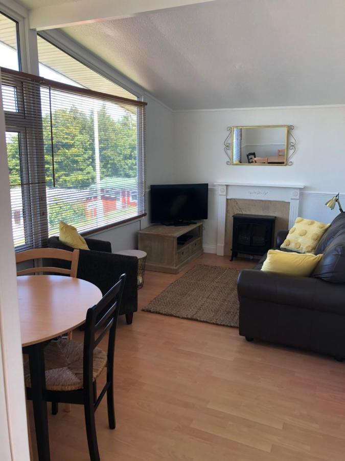 Chalet18 Carmarthen Bagian luar foto