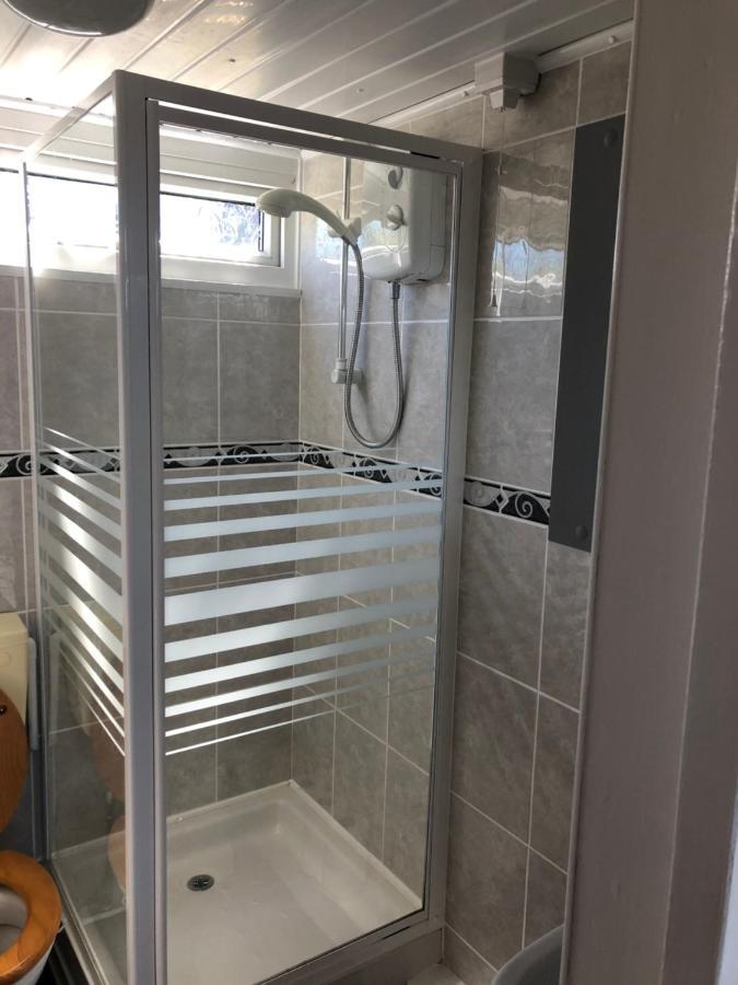 Chalet18 Carmarthen Bagian luar foto